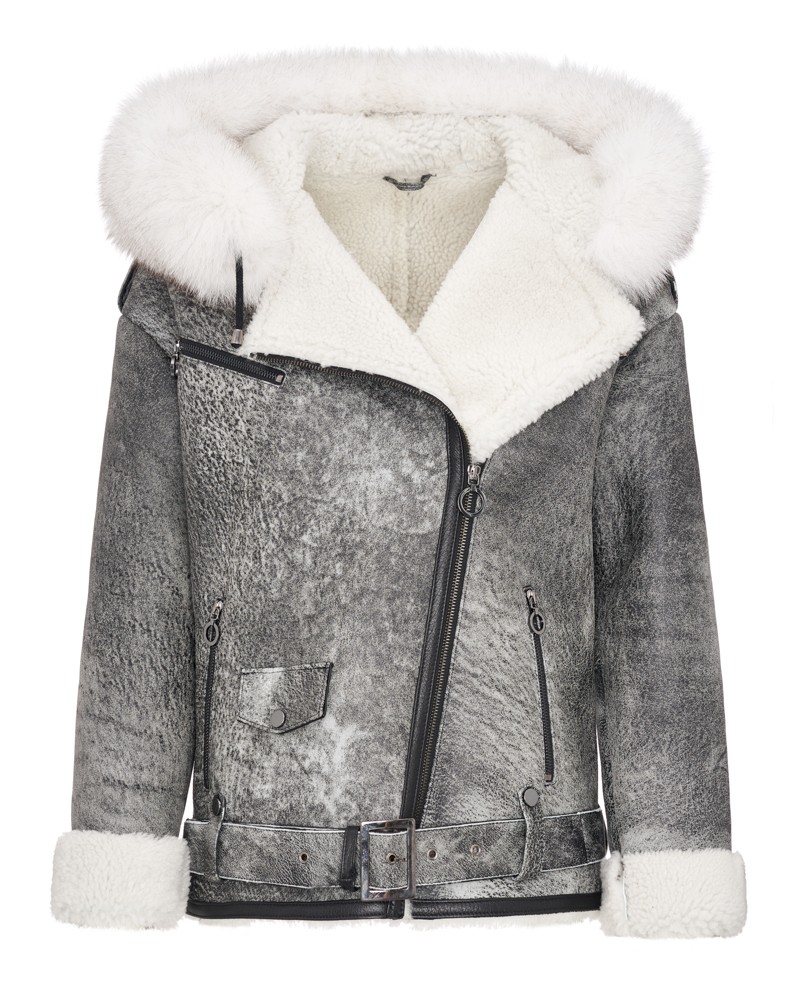 Kożuch damski w odcieniu szaro-srebrnym z futrzanym kołnierzem i paskiem w talii