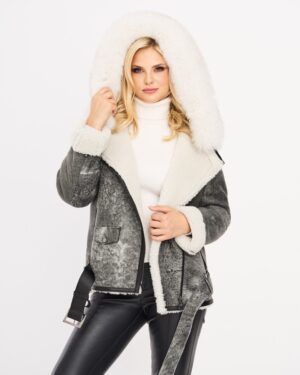 Kożuch damski w odcieniach szarości z futrzanym kapturem i paskiem, idealny na zimowe dni