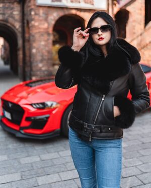 Kożuch damski z futrzanym kołnierzem, czarna, dopasowany krój z paskiem w talii