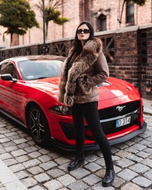 kożuch damski w odcieniu beżowym z futrzanym kołnierzem i kieszeniami, idealny na zimowe dni