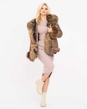 Kożuch damski z futrzanym kołnierzem w odcieniach brązu, idealny na zimowe dni