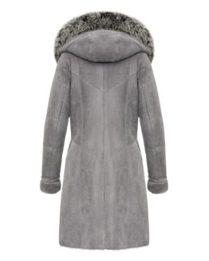 Kożuch damski w szarym kolorze z futrzanym kapturem i eleganckim krojem, idealny na zimowe dni