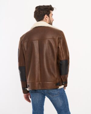 Kożuch męski brązowy z kołnierzem z futra i czarnymi skórzanymi wstawkami na rękawach