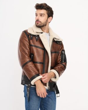 Kożuch męski w brązowym kolorze z białym futerkiem przy kołnierzu i rękawach, z suwakiem i kieszeniami