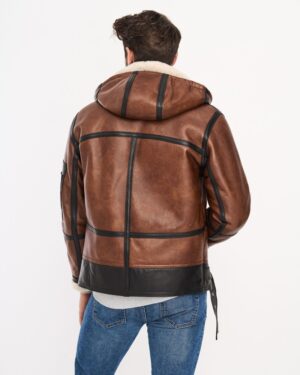 Kożuch męski w brązowym kolorze z kapturem i kontrastowymi przeszyciami na plecach
