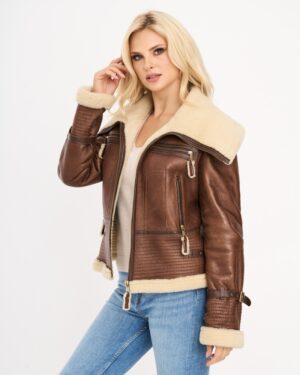 Kożuch damski w brązowym kolorze z futrzanym kołnierzem i ozdobnymi zamkami