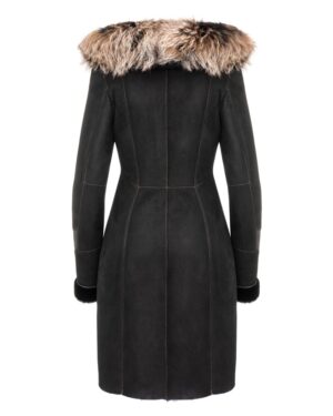 Czarny kożuch damski z futrzanym kołnierzem, dopasowany krój, eleganckie wykończenia i długie rękawy