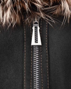 Kożuch damski z futrzanym kołnierzem, czarny kolor, zamek błyskawiczny z metalowymi detalami