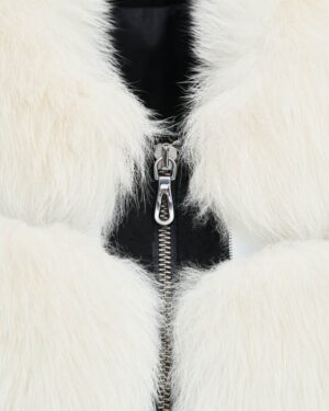 Futro naturalne w kolorze białym z miękkim kołnierzem i metalowym zamkiem błyskawicznym