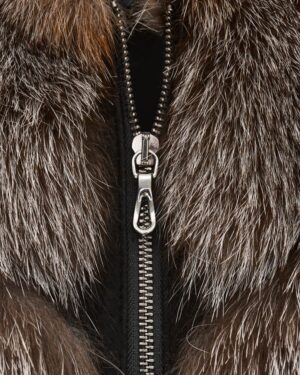 futro naturalne w odcieniach brązu z metalowym zamkiem i delikatnym połyskiem