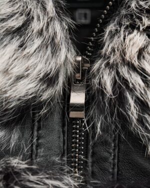 Czarna kurtka skórzana damska z futrzanym kołnierzem i metalowym zamkiem błyskawicznym