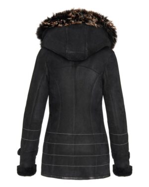 Kożuch damski z kapturem i futrzanym wykończeniem, dopasowany krój z ozdobnymi przeszyciami