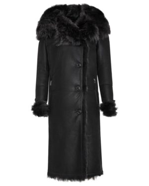 Czarny kożuch damski z futrzanym kapturem, długim krojem i eleganckimi guzikami na przodzie