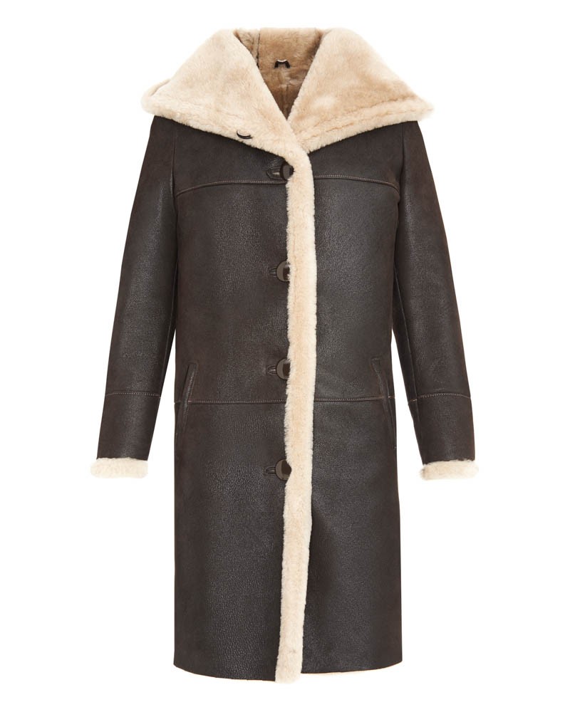 Kożuch damski w ciemnym kolorze, z szerokim kołnierzem i guziczkami, idealny na zimowe dni