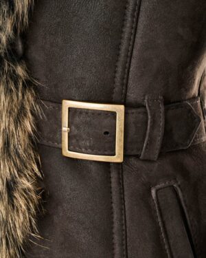 Czarny kożuch damski z futrzanym wykończeniem i szerokim paskiem w talii