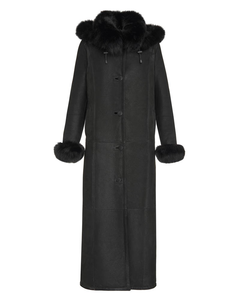 Czarny kożuch damski o długim kroju, z futrzanym kołnierzem i mankietami, zapinany na guziki