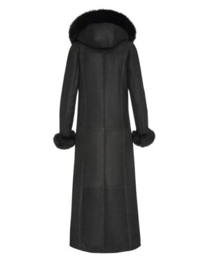 Czarny kożuch damski z kapturem i futrzanym wykończeniem przy rękawach oraz kołnierzu, długi krój