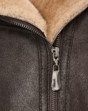 Kożuch damski w ciemnobrązowym kolorze z futrzanym kołnierzem i metalowym zamkiem błyskawicznym