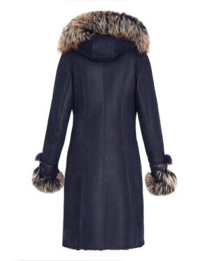 Kożuch damski w kolorze granatowym z futrzanym kapturem i mankietami, elegancki krój z kieszeniami