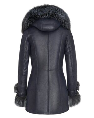 Kożuch damski w ciemnym kolorze z futrzanym kapturem i ozdobnymi mankietami
