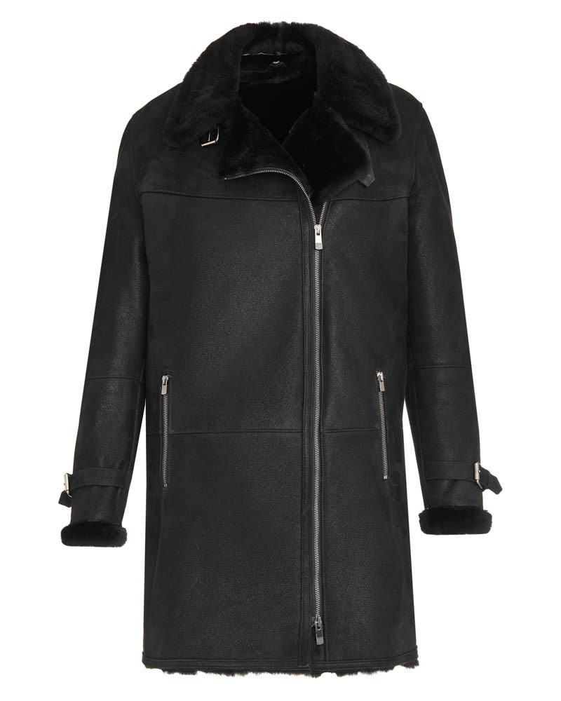 Czarny kożuch damski z szerokim kołnierzem, zapinany na zamek, z dodatkowymi kieszeniami na suwak