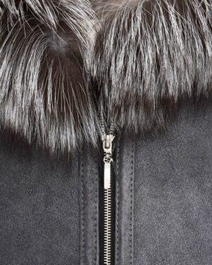 Kożuch damski w kolorze szarym z futrzanym kołnierzem i metalowym zamkiem błyskawicznym