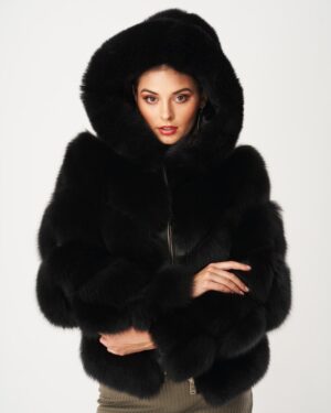 Futro naturalne w kolorze czarnym z kapturem, z miękkim wykończeniem i luźnym krojem