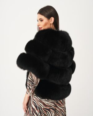 Futro naturalne w kolorze czarnym, o eleganckim kroju, z bufiastymi rękawami i miękkim wykończeniem