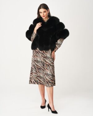 Futro naturalne w czarnym kolorze z szerokim kołnierzem i stylowym krojem na każdą okazję