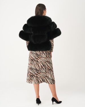 futro naturalne w czarnym kolorze, z szerokim kołnierzem i puszystym wykończeniem, idealne na zimowe dni