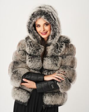 Futro naturalne w odcieniach szarości z kapturem i eleganckimi skórzanymi rękawami, idealne na zimowe dni
