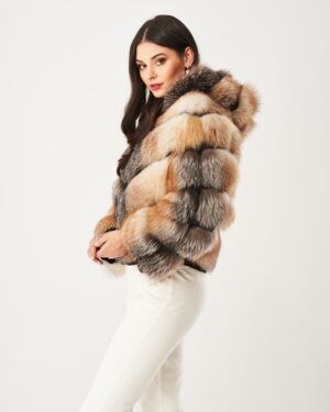 Futro naturalne w odcieniach brązu z kapturem i puszystym kołnierzem, idealne na zimowe dni