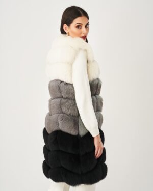 Kamizelka futrzana w odcieniach bieli, szarości i czerni z futrzanym kołnierzem i modnym krojem