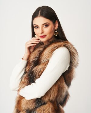 Kamizelka futrzana z naturalnego futra w odcieniach brązu, z szerokim kołnierzem i miękkim wykończeniem