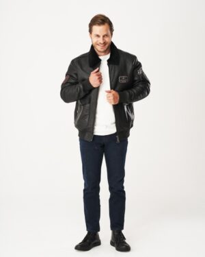 Kożuch męski w kolorze czarnym z futrzanym kołnierzem i kieszeniami na zamek i naszywkami