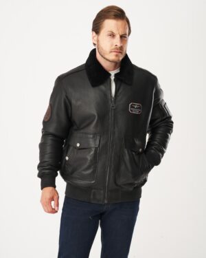 Kożuch męski w kolorze czarnym z futrzanym kołnierzem i kieszeniami z przodu