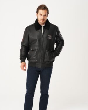 Kożuch męski w kolorze czarnym z futrzanym kołnierzem i kieszeniami z przodu