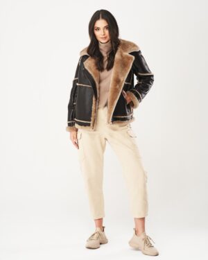 kożuch damski w kolorze brązowym z brązowym futrem, zapinany na zamek, z szerokim kołnierzem i kieszeniami