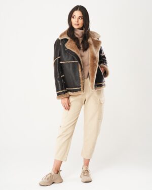 Kożuch damski w kolorze brązowym z beżowym futrem, z szerokim kołnierzem i zapięciem na zamek