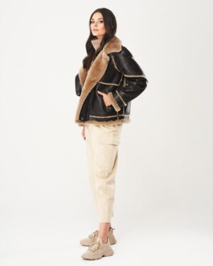 Kożuch damski z futrzanym kołnierzem, zapinana na zamek, idealna na zimowe dni