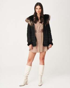 Czarny kożuch damski z kapturem, ozdobiony futrzanym wykończeniem i paskiem w talii