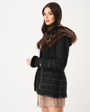 Czarny kożuch damski z kapturem, ozdobiony futrzanym kołnierzem i subtelnym przeszyciem