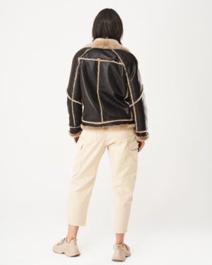 Kożuch damski z futrzanym kołnierzem i ozdobnymi przeszyciami, idealna na zimowe dni