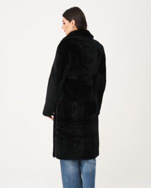 Czarny kożuch damski z szerokim kołnierzem, długim krojem i paskiem w talii, idealny na zimowe dni