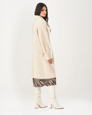 Kożuch damski w jasnym kolorze z szerokim kołnierzem i luźnym krojem, idealny na zimowe dni