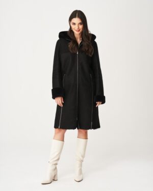 Czarny kożuch damski z kapturem, ozdobnymi suwakami i futrzanymi mankietami, idealny na zimowe dni
