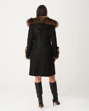 Kożuch damski w czarnym kolorze z futrzanym kapturem i rękawami, elegancki krój do kolan