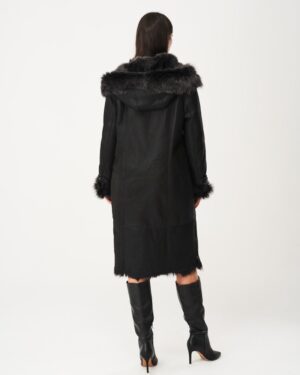 Czarny kożuch damski z kapturem i futrzanym wykończeniem, długi krój, idealny na zimowe dni