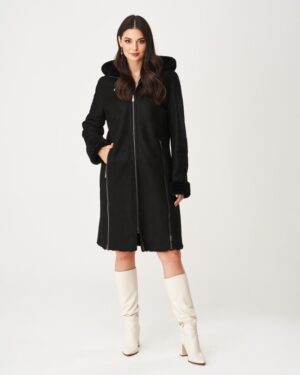 Czarny kożuch damski z kapturem, długim rękawem i ozdobnymi zamkami po bokach