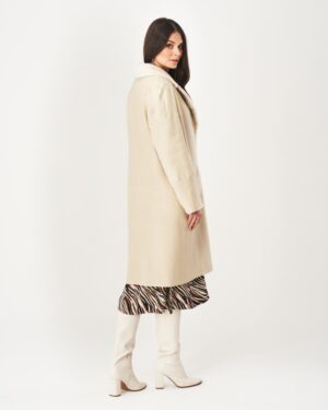 Kożuch damski w jasnym odcieniu z futrzanym kołnierzem i prostym krojem, idealny na zimowe dni